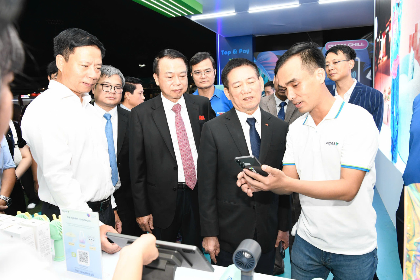 Phó Thủ tướng và các đại biểu tham quan nhiều gian hàng tại Ngày thẻ Việt Nam- Ảnh 6. Phó Thủ tướng và các đại biểu tham quan nhiều gian hàng tại Ngày thẻ Việt Nam- Ảnh 6.