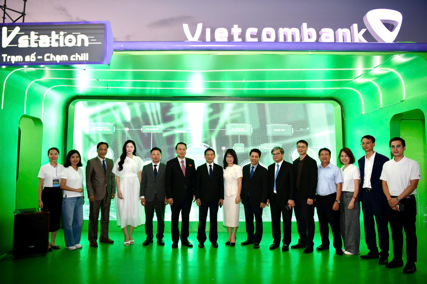 Phó Thủ tướng và các đại biểu tham quan nhiều gian hàng tại Ngày thẻ Việt Nam- Ảnh 1. Phó Thủ tướng và các đại biểu tham quan nhiều gian hàng tại Ngày thẻ Việt Nam- Ảnh 1.