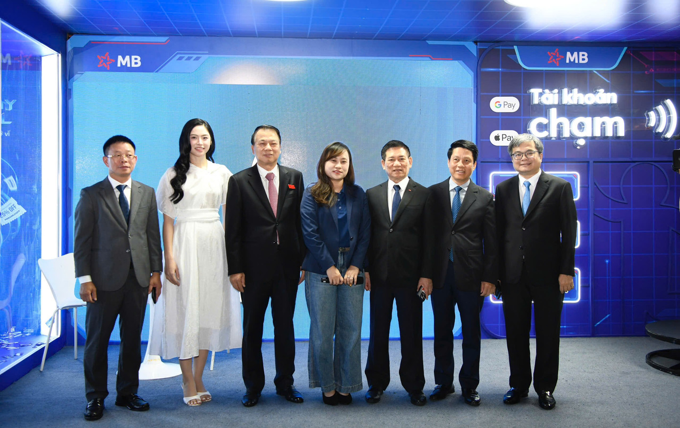 Phó Thủ tướng và các đại biểu tham quan nhiều gian hàng tại Ngày thẻ Việt Nam- Ảnh 5. Phó Thủ tướng và các đại biểu tham quan nhiều gian hàng tại Ngày thẻ Việt Nam- Ảnh 5.