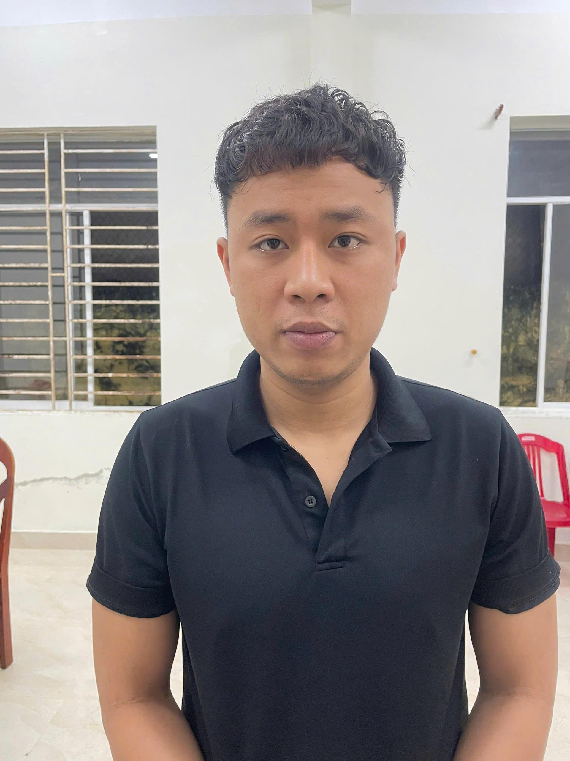 Bắt khẩn cấp Nguyễn Văn Thân - nam thanh niên giả danh công an, hiếp dâm thiếu nữ 18 tuổi- Ảnh 2. Bắt khẩn cấp Nguyễn Văn Thân - nam thanh niên giả danh công an, hiếp dâm thiếu nữ 18 tuổi- Ảnh 2.