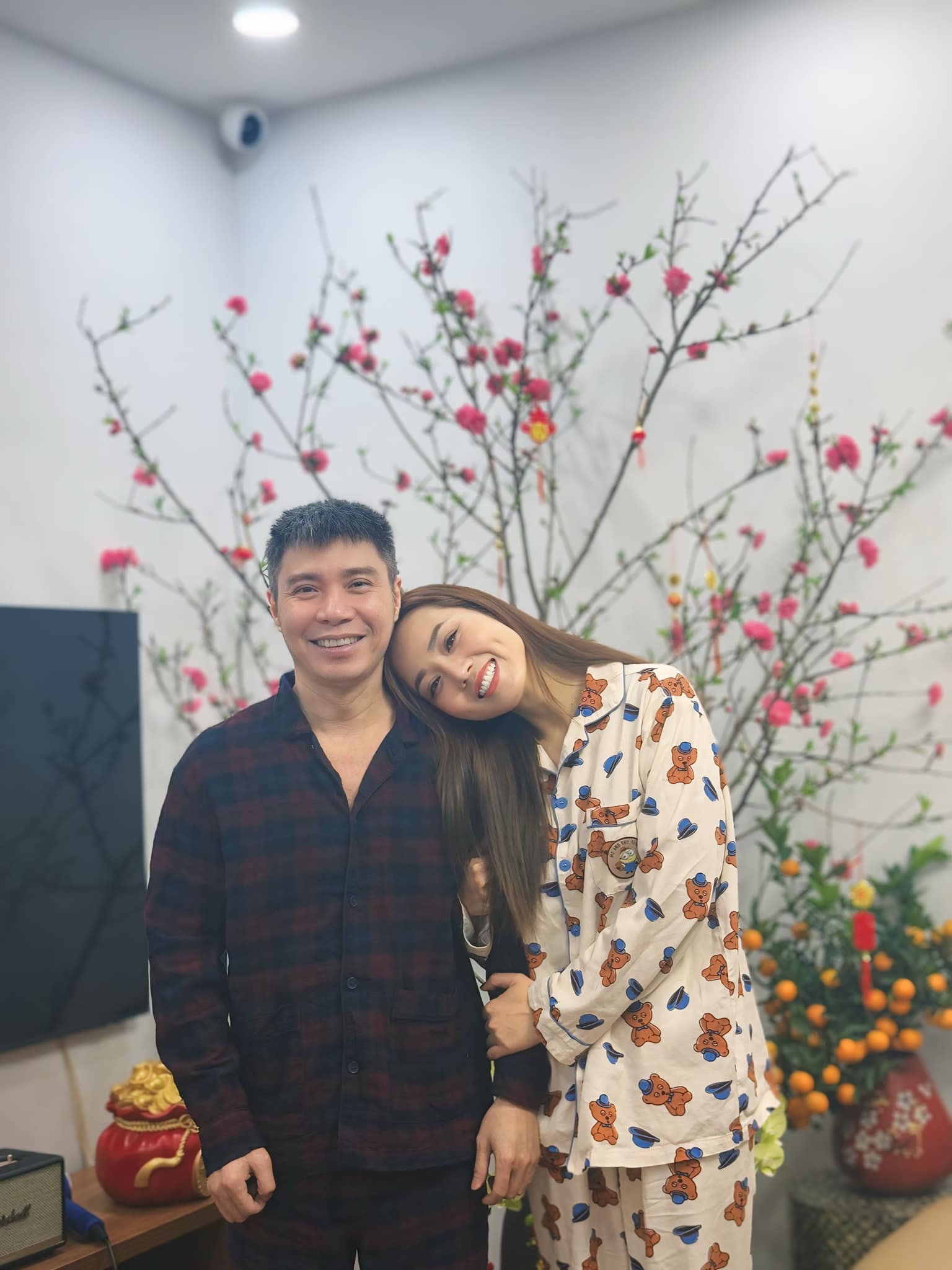 Nhan sắc vợ 3, chăm chồng như chăm em bé của nam NSND xin từ chức Phó Giám đốc Nhà hát kịch Hà Nội- Ảnh 6.