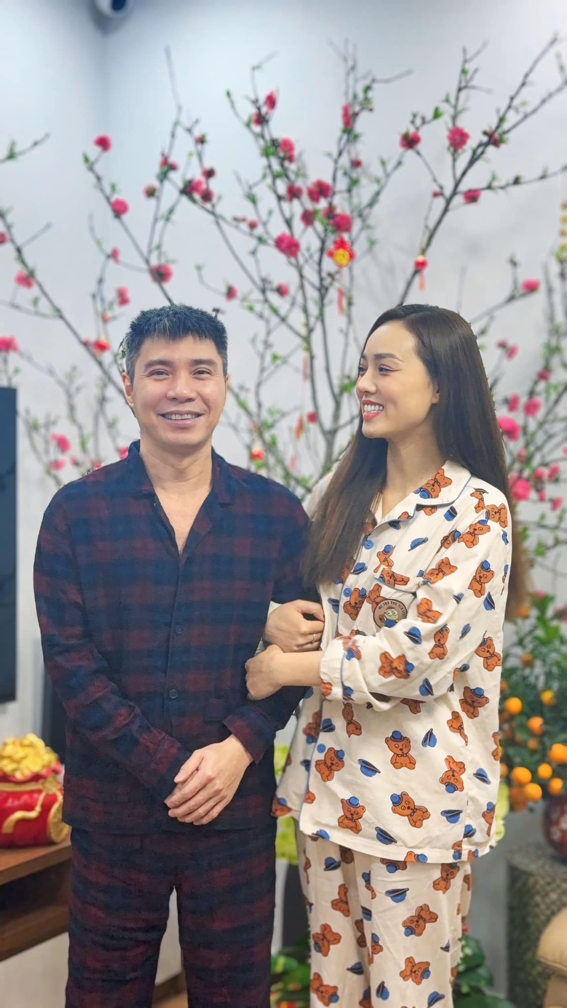 Nhan sắc vợ 3, chăm chồng như chăm em bé của nam NSND xin từ chức Phó Giám đốc Nhà hát kịch Hà Nội- Ảnh 5.