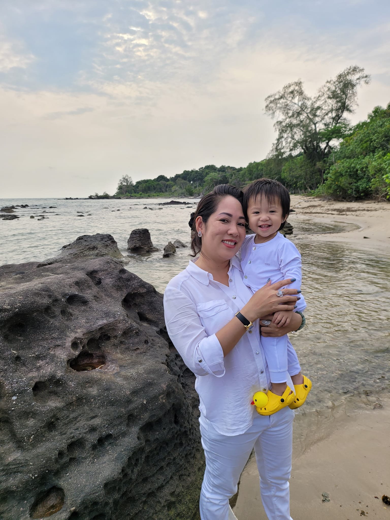 Nhan sắc vợ 3, kém 29 tuổi của “vua hài” từng cầm 300 cây vàng mua siêu xe, giờ bán cơm tấm- Ảnh 5. Nhan sắc vợ 3, kém 29 tuổi của “vua hài” từng cầm 300 cây vàng mua siêu xe, giờ bán cơm tấm- Ảnh 5.