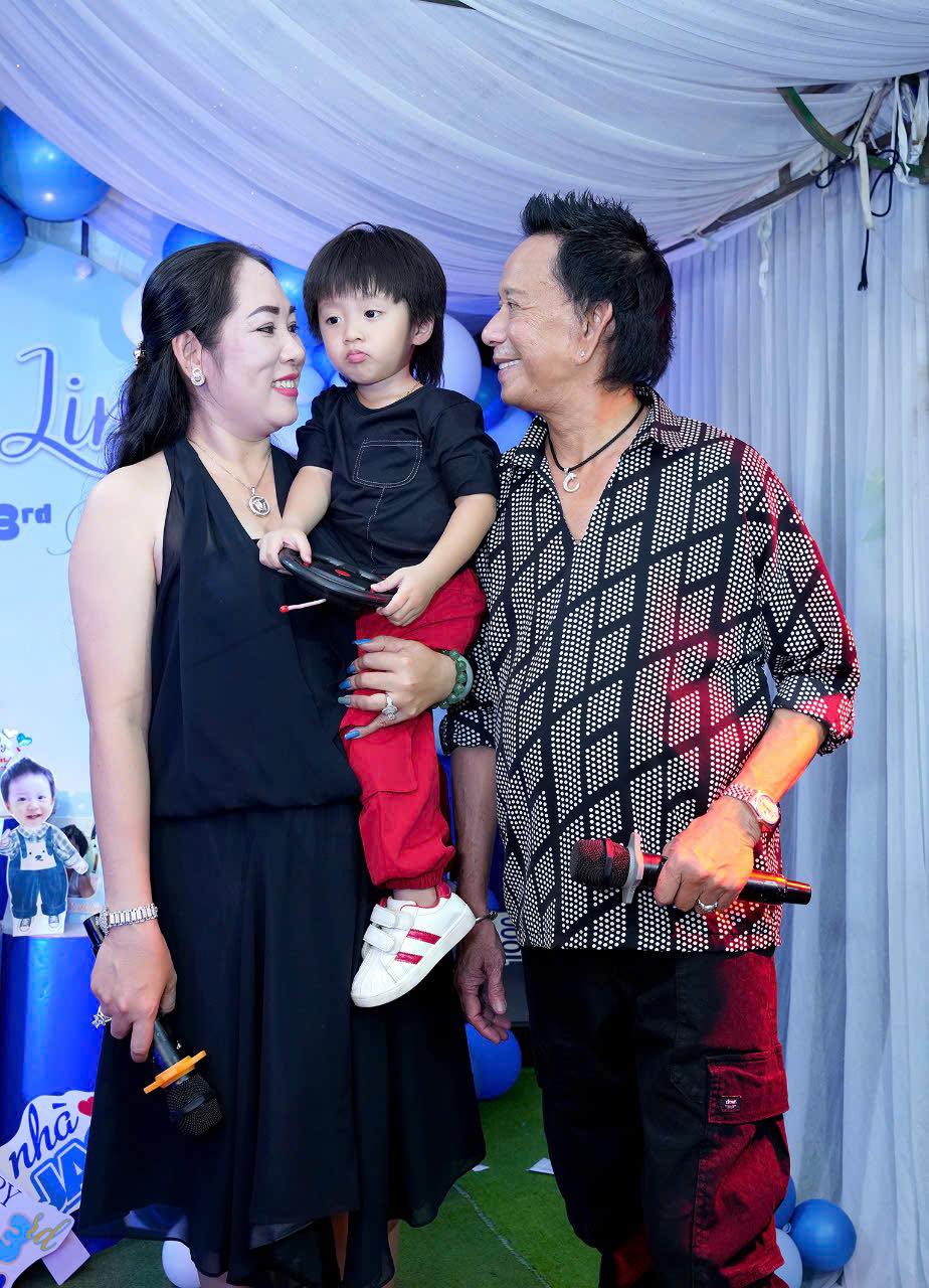 Nhan sắc vợ 3, kém 29 tuổi của “vua hài” từng cầm 300 cây vàng mua siêu xe, giờ bán cơm tấm- Ảnh 4. Nhan sắc vợ 3, kém 29 tuổi của “vua hài” từng cầm 300 cây vàng mua siêu xe, giờ bán cơm tấm- Ảnh 4.