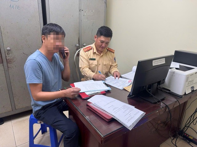 Người dân phát hiện lái xe cứu hộ trèo qua dải phân cách cứng, lập tức báo cho Cục CSGT- Ảnh 2. Người dân phát hiện lái xe cứu hộ trèo qua dải phân cách cứng, lập tức báo cho Cục CSGT- Ảnh 2.