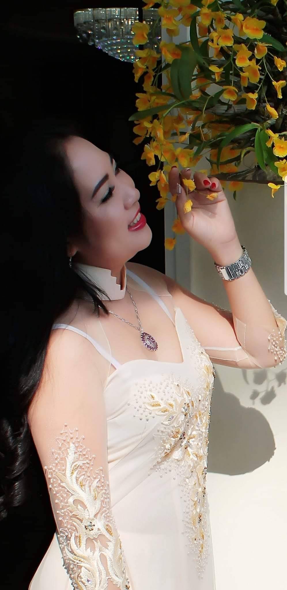 Nhan sắc vợ 3, kém 29 tuổi của “vua hài” từng cầm 300 cây vàng mua siêu xe, giờ bán cơm tấm- Ảnh 6. Nhan sắc vợ 3, kém 29 tuổi của “vua hài” từng cầm 300 cây vàng mua siêu xe, giờ bán cơm tấm- Ảnh 6.