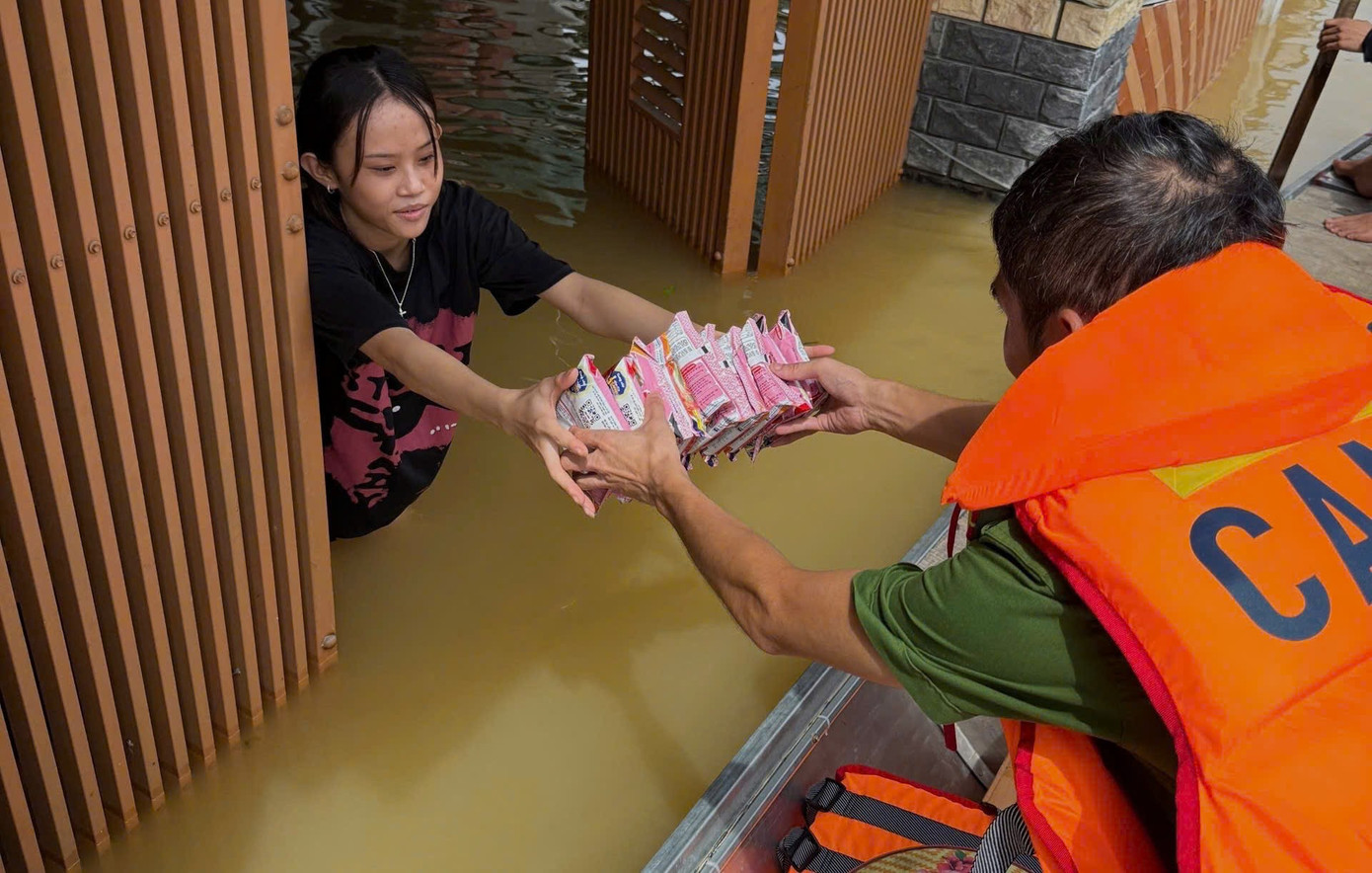 Hơn 2.000 hộ dân Hà Tĩnh bị cô lập trong lũ suốt 3 ngày- Ảnh 6.