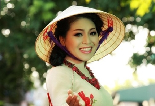 Nữ ca sĩ nhạc đỏ có học vị ti…