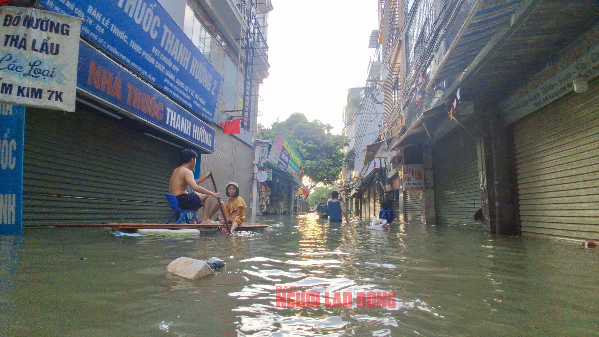 Gần 48 giờ người dân Phú Đô vật lộn trong mưa ngập sâu và cô lập- Ảnh 1.