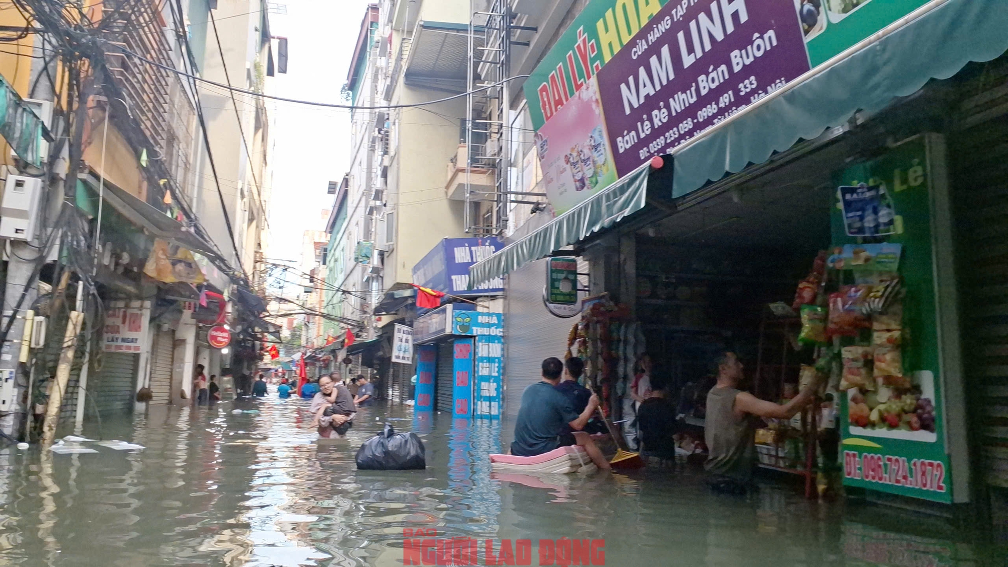 Gần 48 giờ người dân Phú Đô vật lộn trong mưa ngập sâu và cô lập- Ảnh 10.