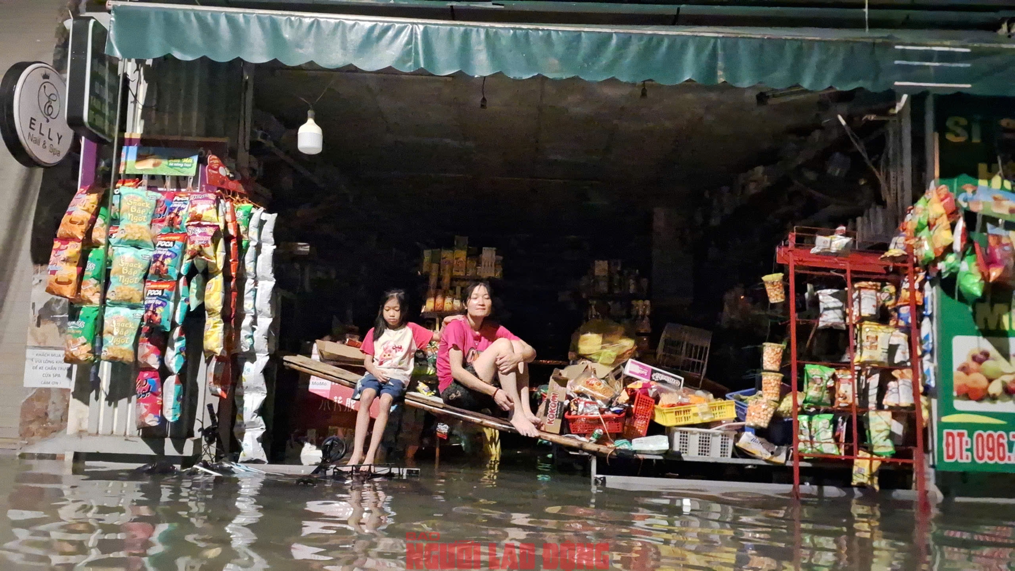 Gần 48 giờ người dân Phú Đô vật lộn trong mưa ngập sâu và cô lập- Ảnh 11.