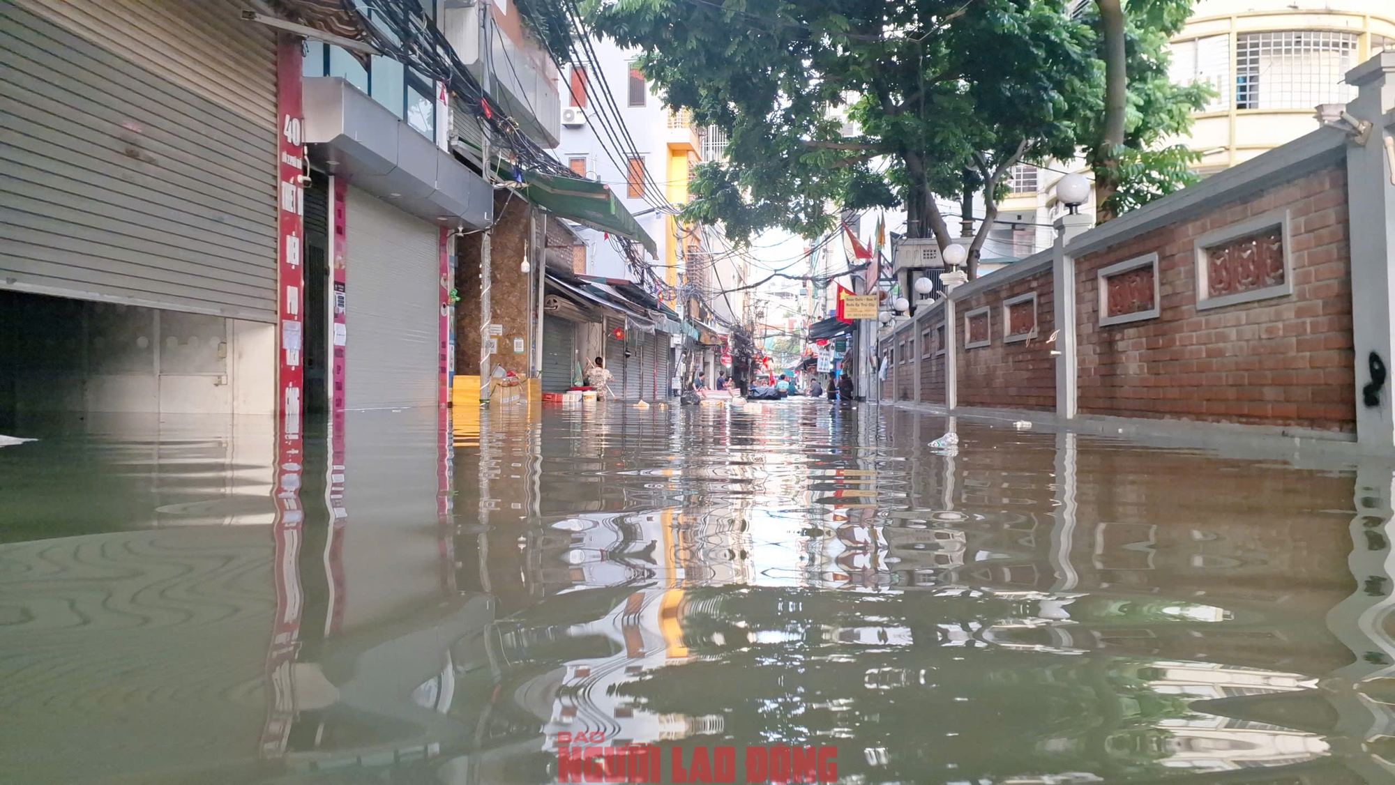 Gần 48 giờ người dân Phú Đô vật lộn trong mưa ngập sâu và cô lập- Ảnh 12.