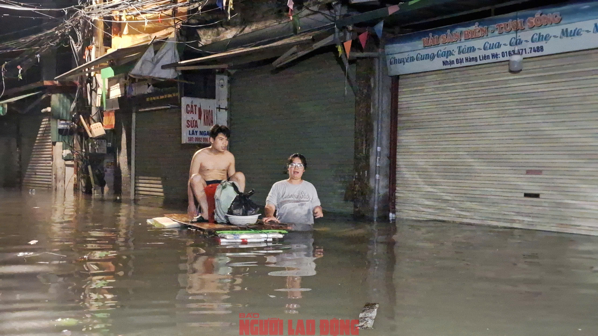 Gần 48 giờ người dân Phú Đô vật lộn trong mưa ngập sâu và cô lập- Ảnh 13.