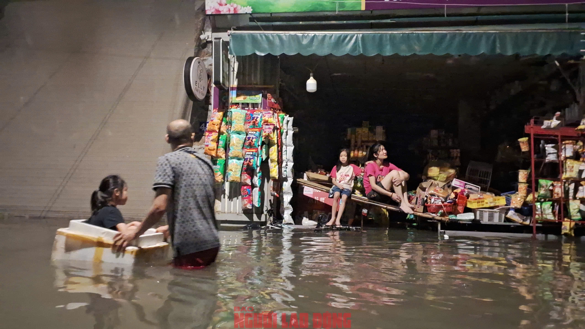 Gần 48 giờ người dân Phú Đô vật lộn trong mưa ngập sâu và cô lập- Ảnh 14.