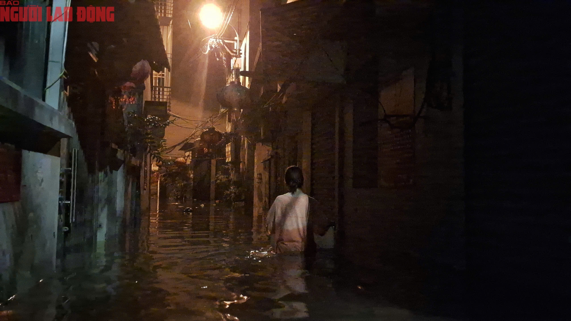 Gần 48 giờ người dân Phú Đô vật lộn trong mưa ngập sâu và cô lập- Ảnh 15.