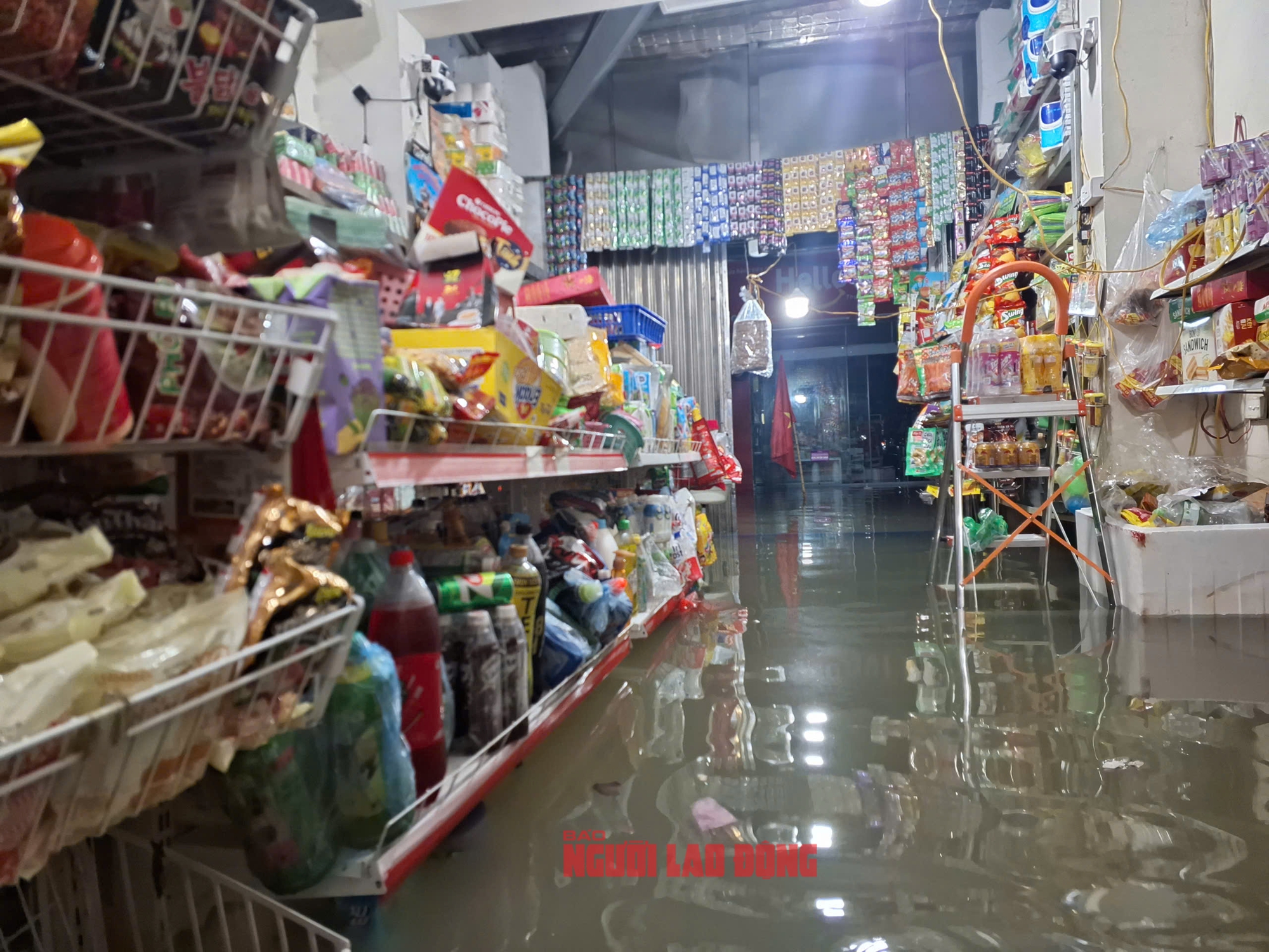 Gần 48 giờ người dân Phú Đô vật lộn trong mưa ngập sâu và cô lập- Ảnh 19.