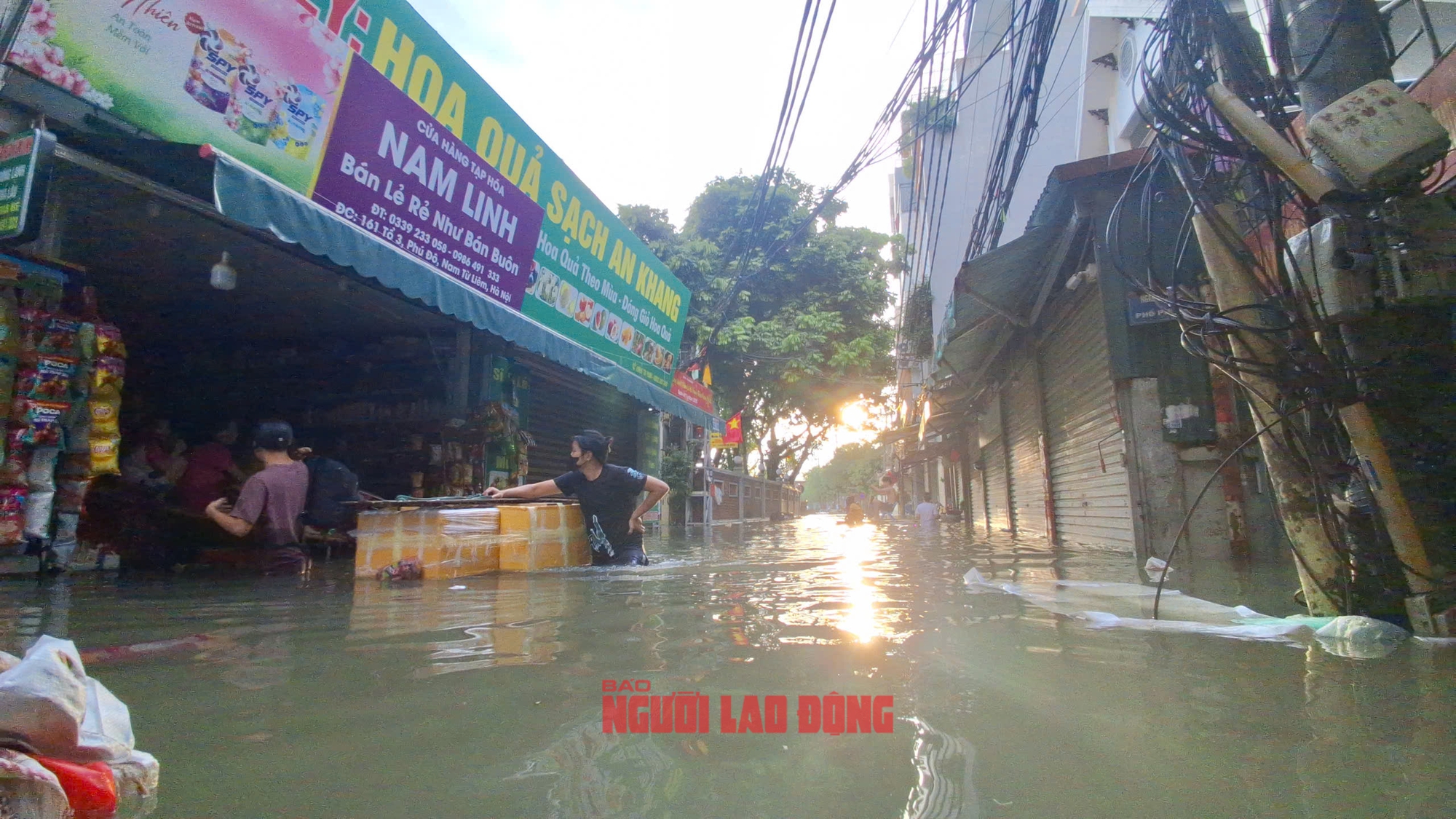 Gần 48 giờ người dân Phú Đô vật lộn trong mưa ngập sâu và cô lập- Ảnh 8.