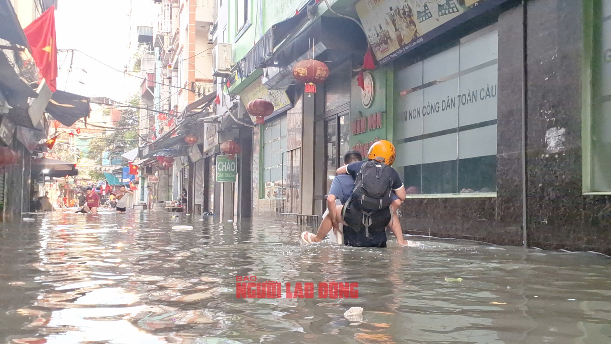 Gần 48 giờ người dân Phú Đô vật lộn trong mưa ngập sâu và cô lập- Ảnh 7.