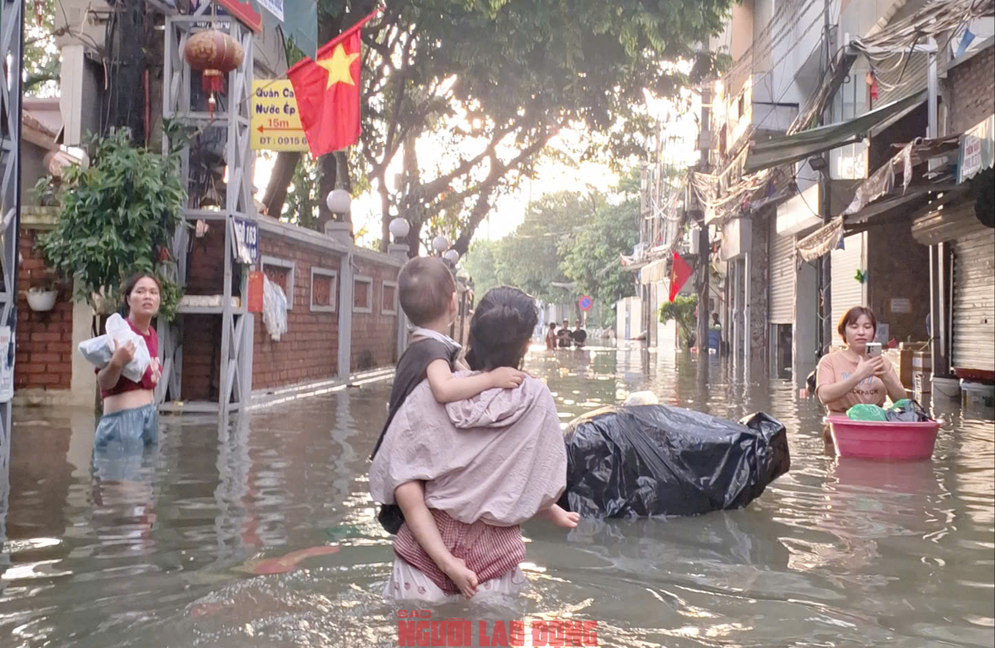 Gần 48 giờ người dân Phú Đô vật lộn trong mưa ngập sâu và cô lập- Ảnh 16.