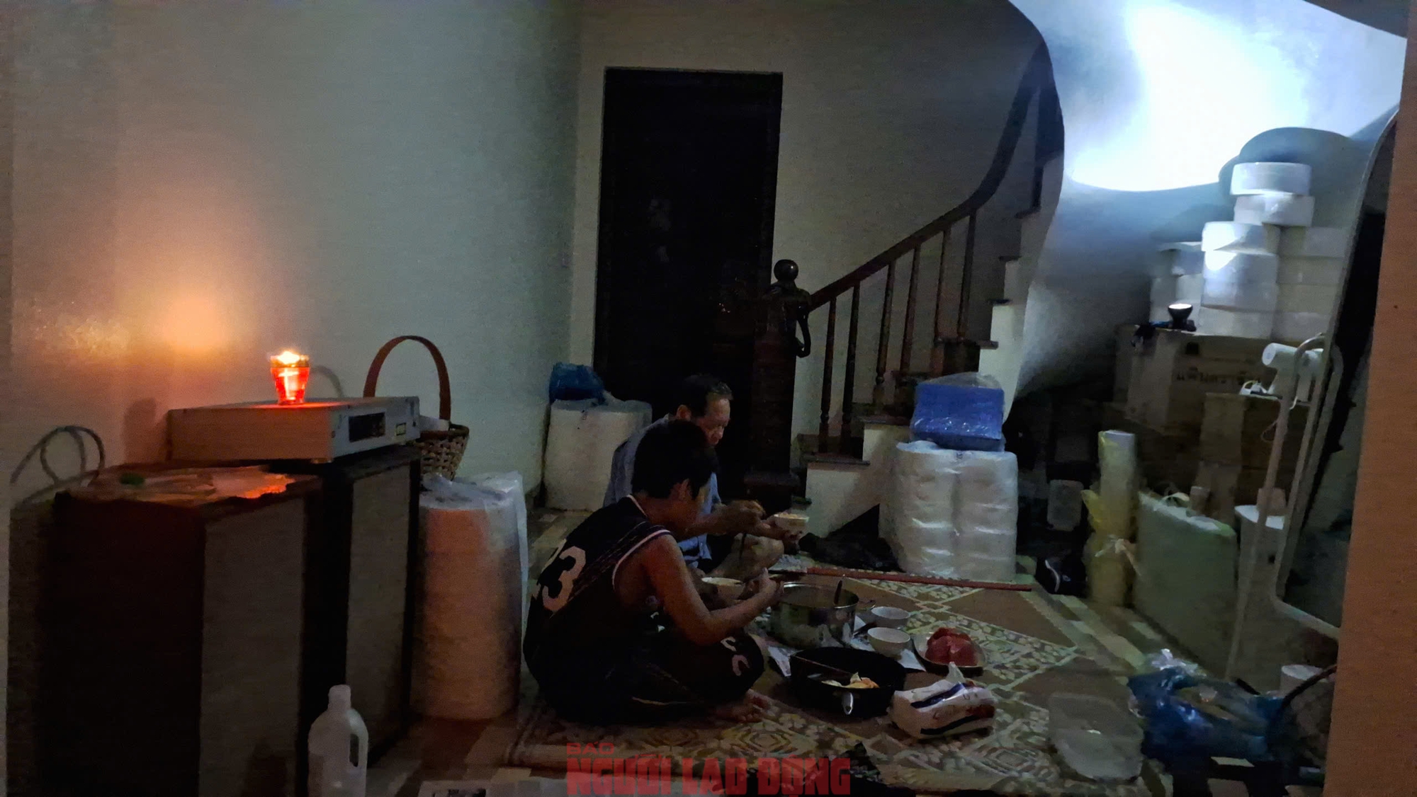 Gần 48 giờ người dân Phú Đô vật lộn trong mưa ngập sâu và cô lập- Ảnh 17.