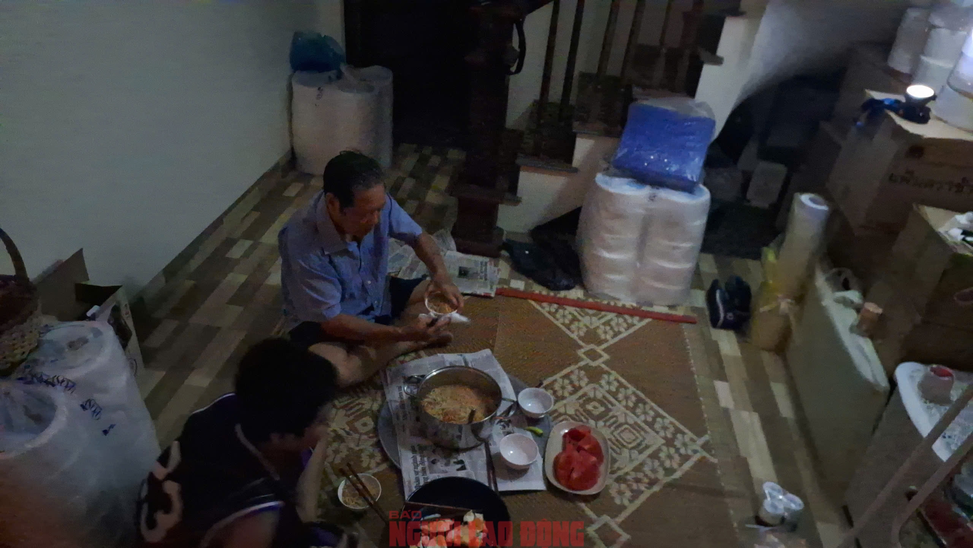 Gần 48 giờ người dân Phú Đô vật lộn trong mưa ngập sâu và cô lập- Ảnh 18.