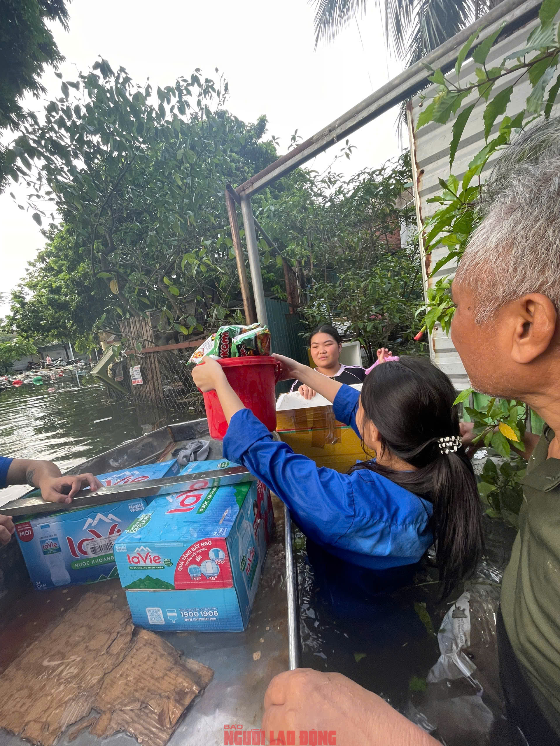 Gần 48 giờ người dân Phú Đô vật lộn trong mưa ngập sâu và cô lập- Ảnh 21.