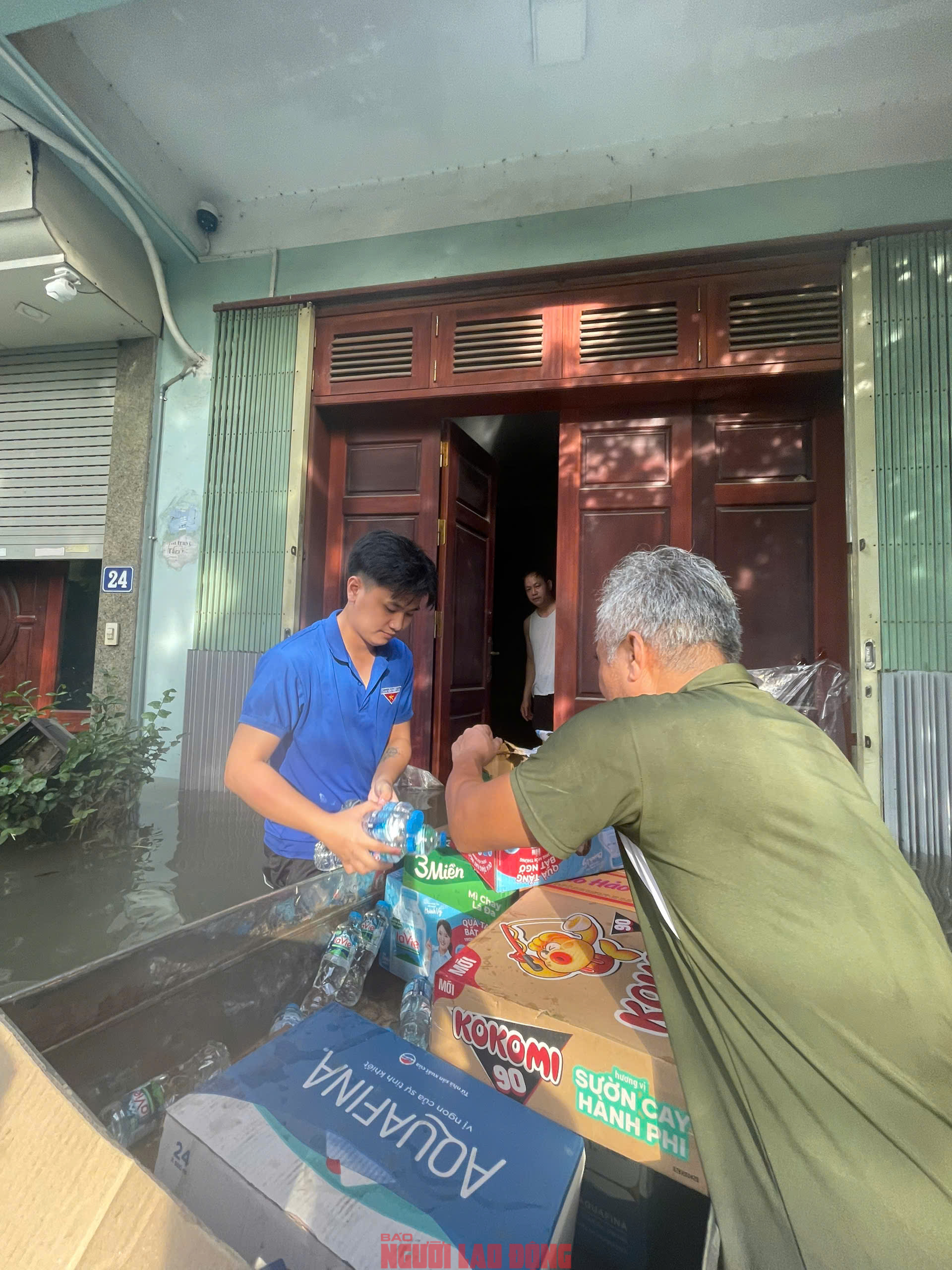 Gần 48 giờ người dân Phú Đô vật lộn trong mưa ngập sâu và cô lập- Ảnh 22.