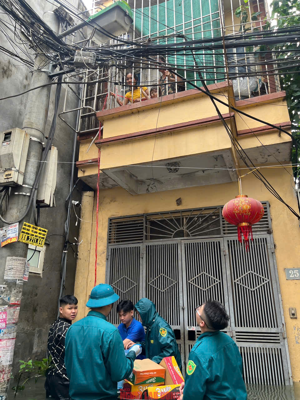 Gần 48 giờ người dân Phú Đô vật lộn trong mưa ngập sâu và cô lập- Ảnh 23.