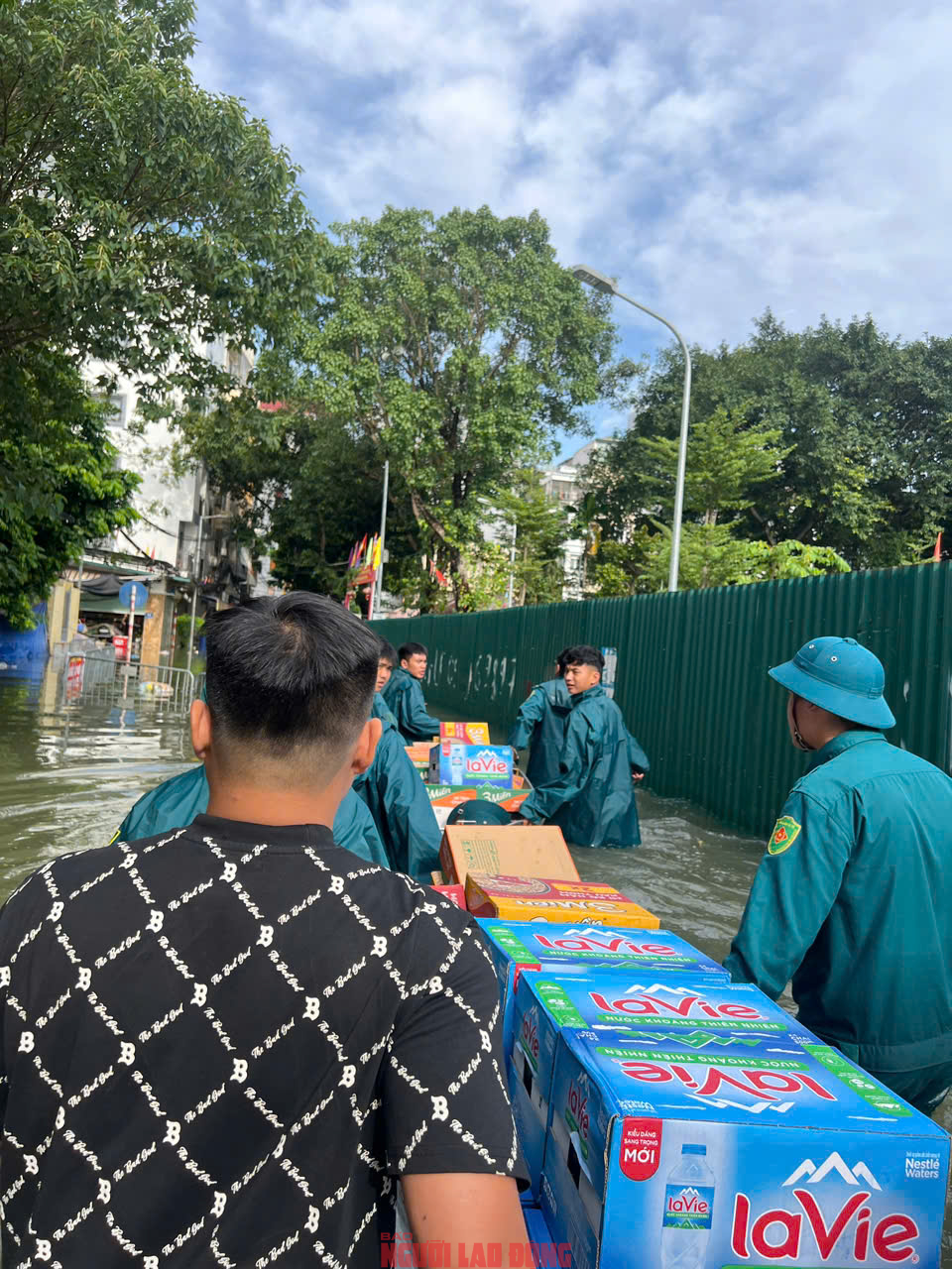 Gần 48 giờ người dân Phú Đô vật lộn trong mưa ngập sâu và cô lập- Ảnh 24.