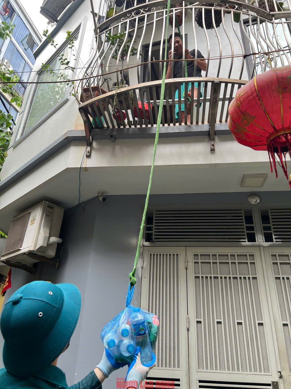 Gần 48 giờ người dân Phú Đô vật lộn trong mưa ngập sâu và cô lập- Ảnh 25.