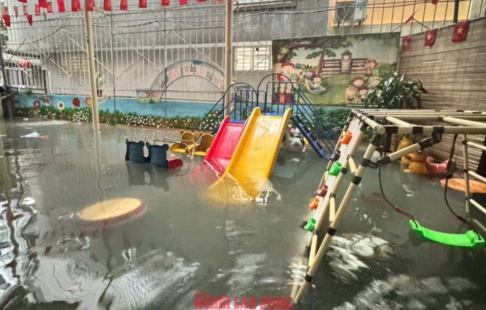 Gần 48 giờ người dân Phú Đô vật lộn trong mưa ngập sâu và cô lập- Ảnh 9.