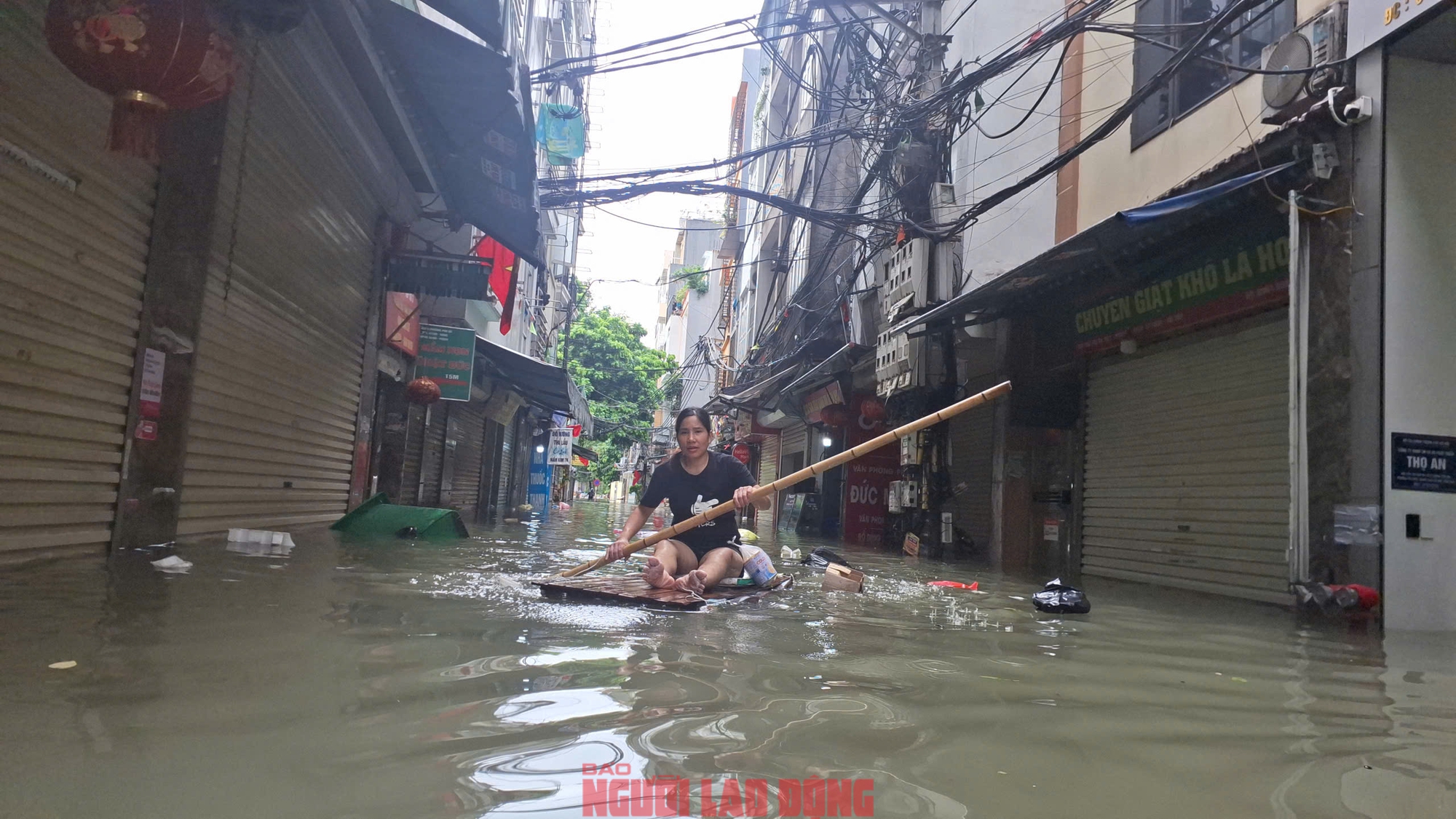 Gần 48 giờ người dân Phú Đô vật lộn trong mưa ngập sâu và cô lập- Ảnh 2.