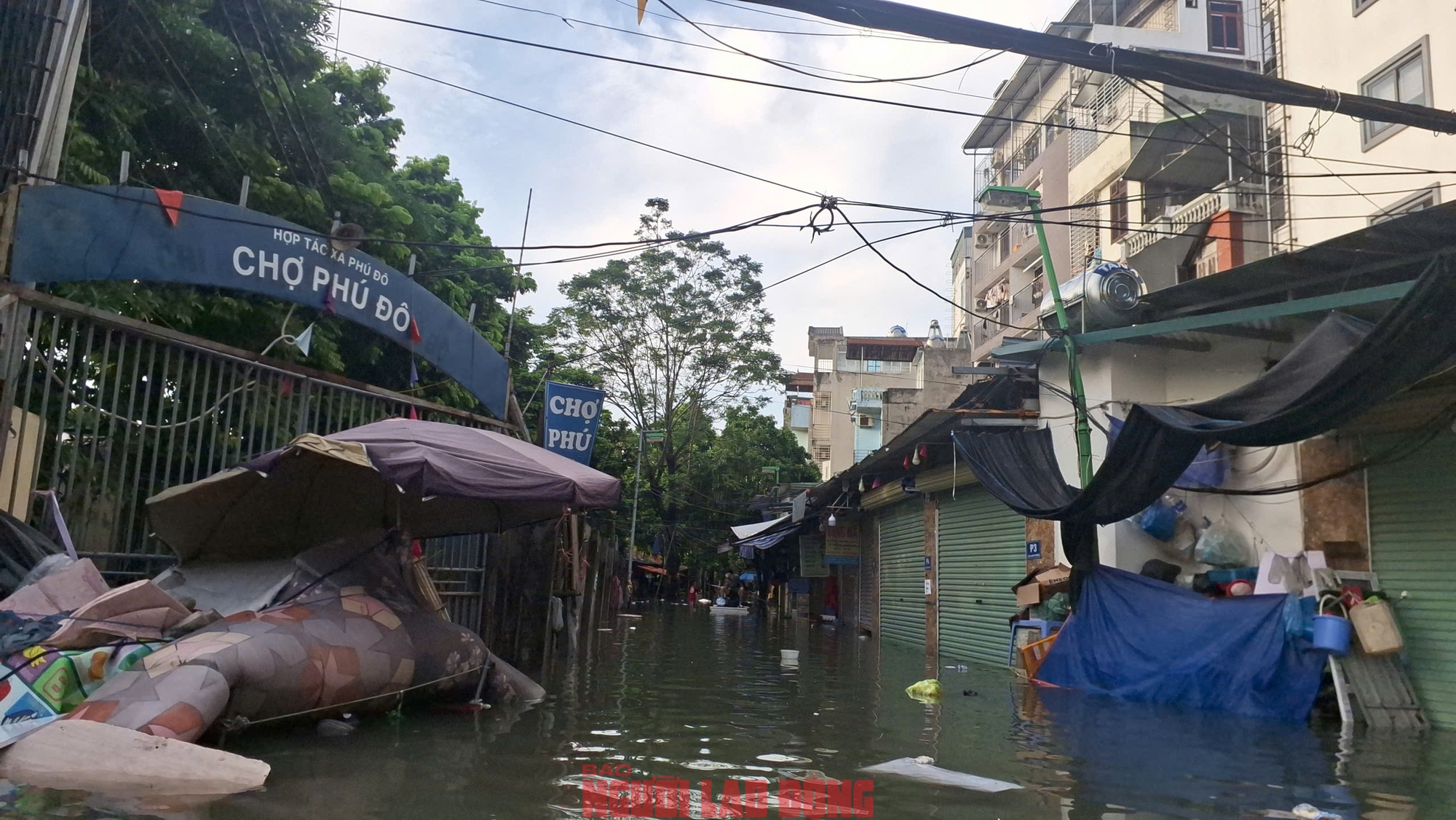 Gần 48 giờ người dân Phú Đô vật lộn trong mưa ngập sâu và cô lập- Ảnh 3.