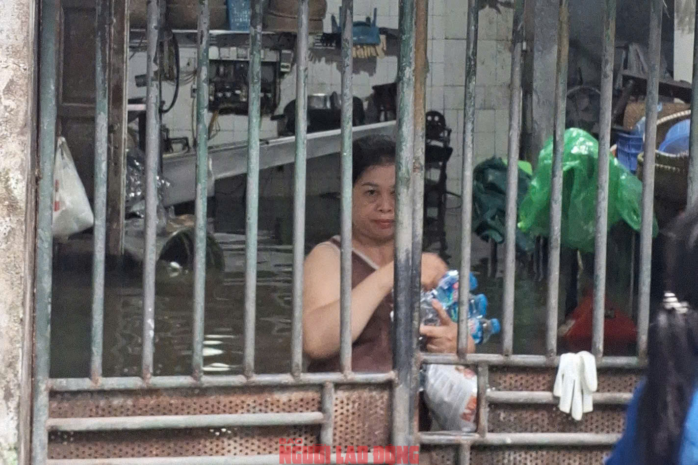 Gần 48 giờ người dân Phú Đô vật lộn trong mưa ngập sâu và cô lập- Ảnh 4.