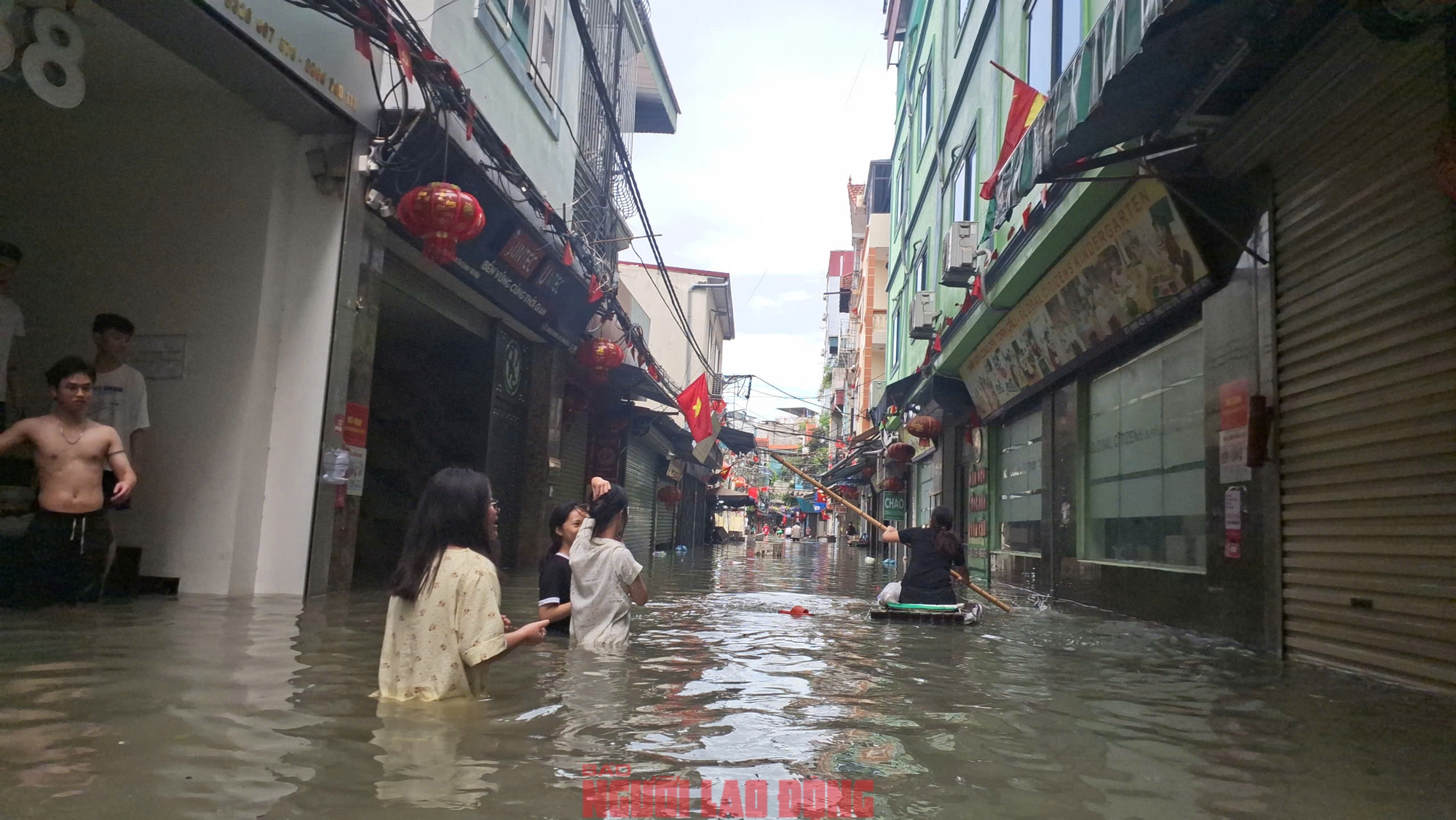 Gần 48 giờ người dân Phú Đô vật lộn trong mưa ngập sâu và cô lập- Ảnh 5.