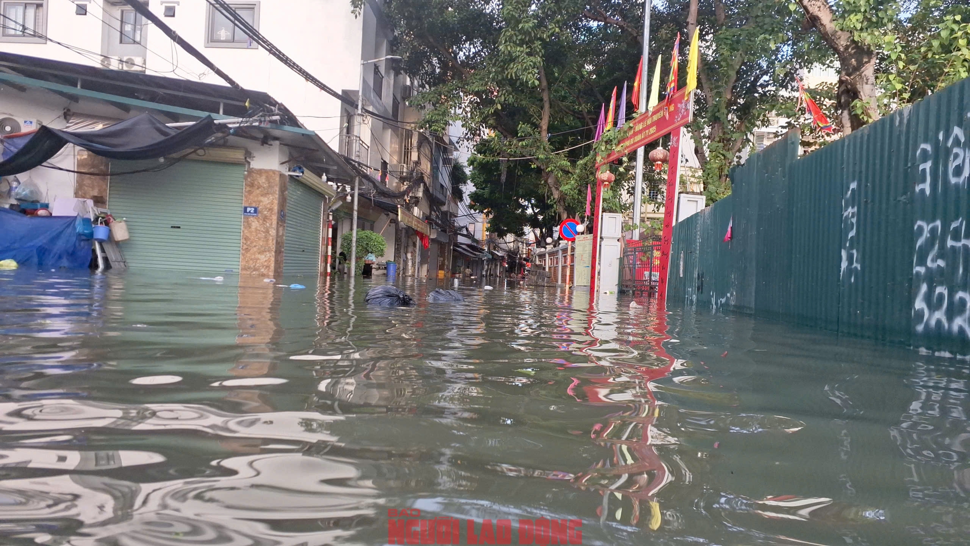 Gần 48 giờ người dân Phú Đô vật lộn trong mưa ngập sâu và cô lập- Ảnh 6.