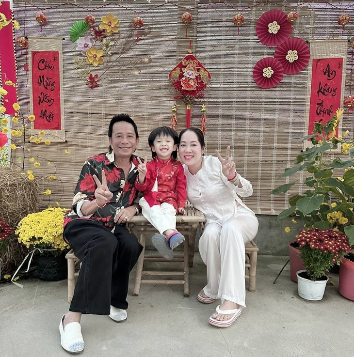 Nhan sắc vợ 3, kém 29 tuổi của “vua hài” từng cầm 300 cây vàng mua siêu xe, giờ bán cơm tấm- Ảnh 7. Nhan sắc vợ 3, kém 29 tuổi của “vua hài” từng cầm 300 cây vàng mua siêu xe, giờ bán cơm tấm- Ảnh 7.