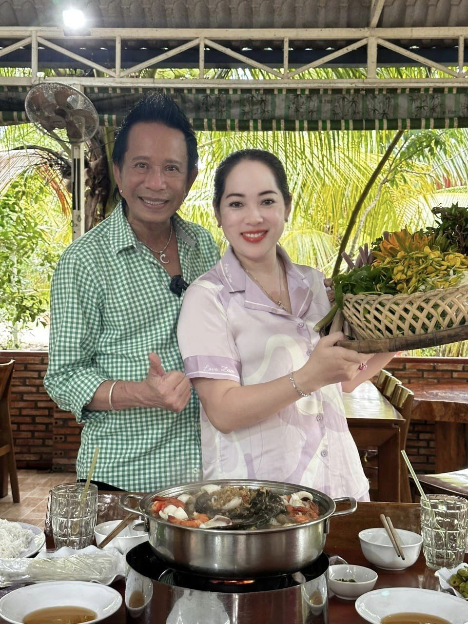 Nhan sắc vợ 3, kém 29 tuổi của “vua hài” từng cầm 300 cây vàng mua siêu xe, giờ bán cơm tấm- Ảnh 10. Nhan sắc vợ 3, kém 29 tuổi của “vua hài” từng cầm 300 cây vàng mua siêu xe, giờ bán cơm tấm- Ảnh 10.