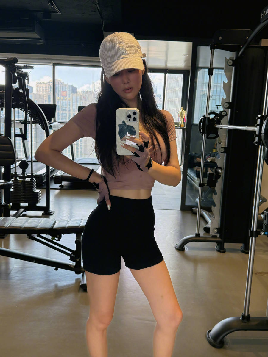 Tình địch Phạm Băng Băng "flex" body U40 nét căng, ngày ăn 3 bữa dáng vẫn đẹp- Ảnh 2.