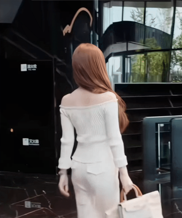 Triệu Lộ Tư gây sốt với tấm lưng cực phẩm: Hóa ra nhờ một câu Triệu Lộ Tư gây sốt với tấm lưng cực phẩm: Hóa ra nhờ một câu