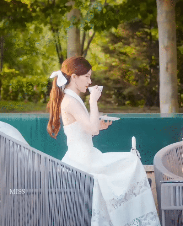 Triệu Lộ Tư gây sốt với tấm lưng cực phẩm: Hóa ra nhờ một câu Triệu Lộ Tư gây sốt với tấm lưng cực phẩm: Hóa ra nhờ một câu