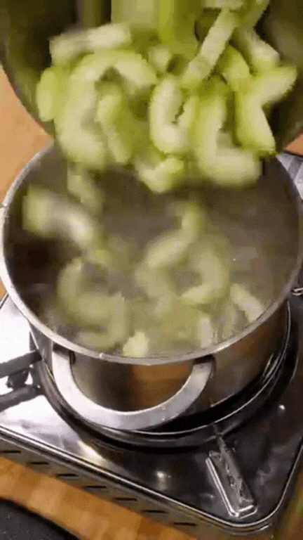 Chàng Tây mê mẩn ẩm thực Việt: Chăm chỉ nấu ăn ở nhà, món gì cũng "dám" thử, kỹ năng "chuẩn cơm mẹ nấu" khiến người Việt xem cũng phải trầm trồ- Ảnh 15.