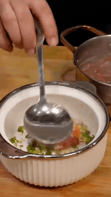 Chàng Tây mê mẩn ẩm thực Việt: Chăm chỉ nấu ăn ở nhà, món gì cũng "dám" thử, kỹ năng "chuẩn cơm mẹ nấu" khiến người Việt xem cũng phải trầm trồ- Ảnh 21.