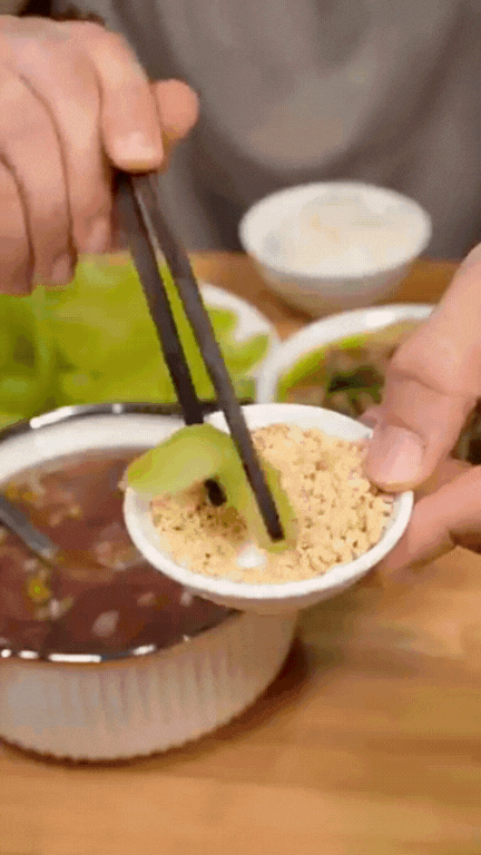 Chàng Tây mê mẩn ẩm thực Việt: Chăm chỉ nấu ăn ở nhà, món gì cũng "dám" thử, kỹ năng "chuẩn cơm mẹ nấu" khiến người Việt xem cũng phải trầm trồ- Ảnh 25.