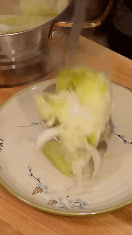 Chàng Tây mê mẩn ẩm thực Việt: Chăm chỉ nấu ăn ở nhà, món gì cũng "dám" thử, kỹ năng "chuẩn cơm mẹ nấu" khiến người Việt xem cũng phải trầm trồ- Ảnh 11.