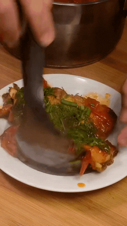 Chàng Tây mê mẩn ẩm thực Việt: Chăm chỉ nấu ăn ở nhà, món gì cũng "dám" thử, kỹ năng "chuẩn cơm mẹ nấu" khiến người Việt xem cũng phải trầm trồ- Ảnh 9.