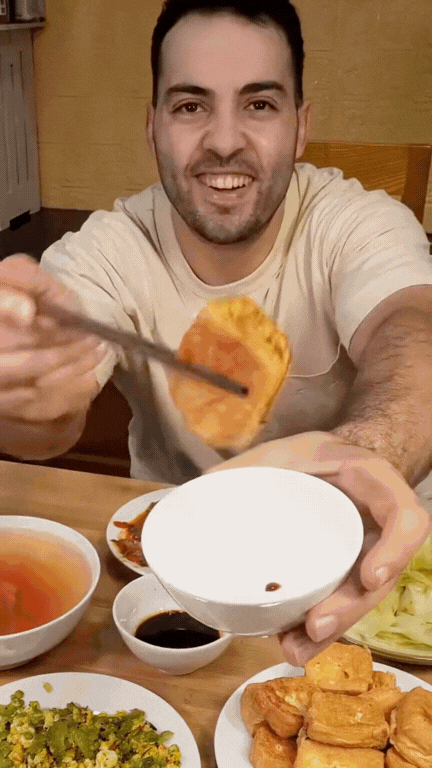 Chàng Tây mê mẩn ẩm thực Việt: Chăm chỉ nấu ăn ở nhà, món gì cũng "dám" thử, kỹ năng "chuẩn cơm mẹ nấu" khiến người Việt xem cũng phải trầm trồ- Ảnh 24.