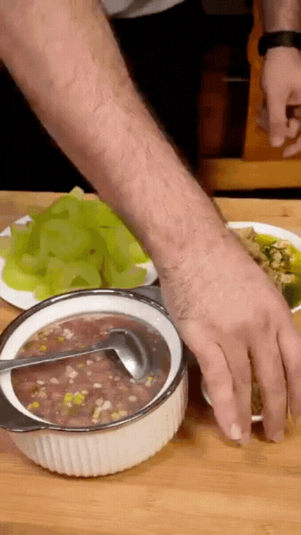 Chàng Tây mê mẩn ẩm thực Việt: Chăm chỉ nấu ăn ở nhà, món gì cũng "dám" thử, kỹ năng "chuẩn cơm mẹ nấu" khiến người Việt xem cũng phải trầm trồ- Ảnh 23.