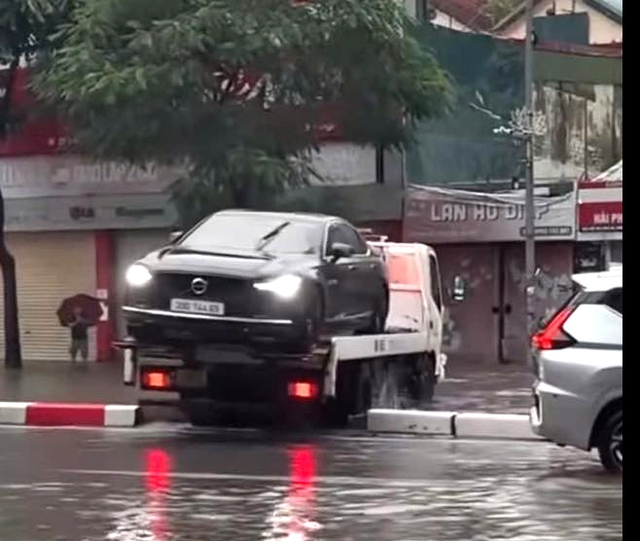 Người dân phát hiện lái xe cứu hộ trèo qua dải phân cách cứng, lập tức báo cho Cục CSGT- Ảnh 1. Người dân phát hiện lái xe cứu hộ trèo qua dải phân cách cứng, lập tức báo cho Cục CSGT- Ảnh 1.