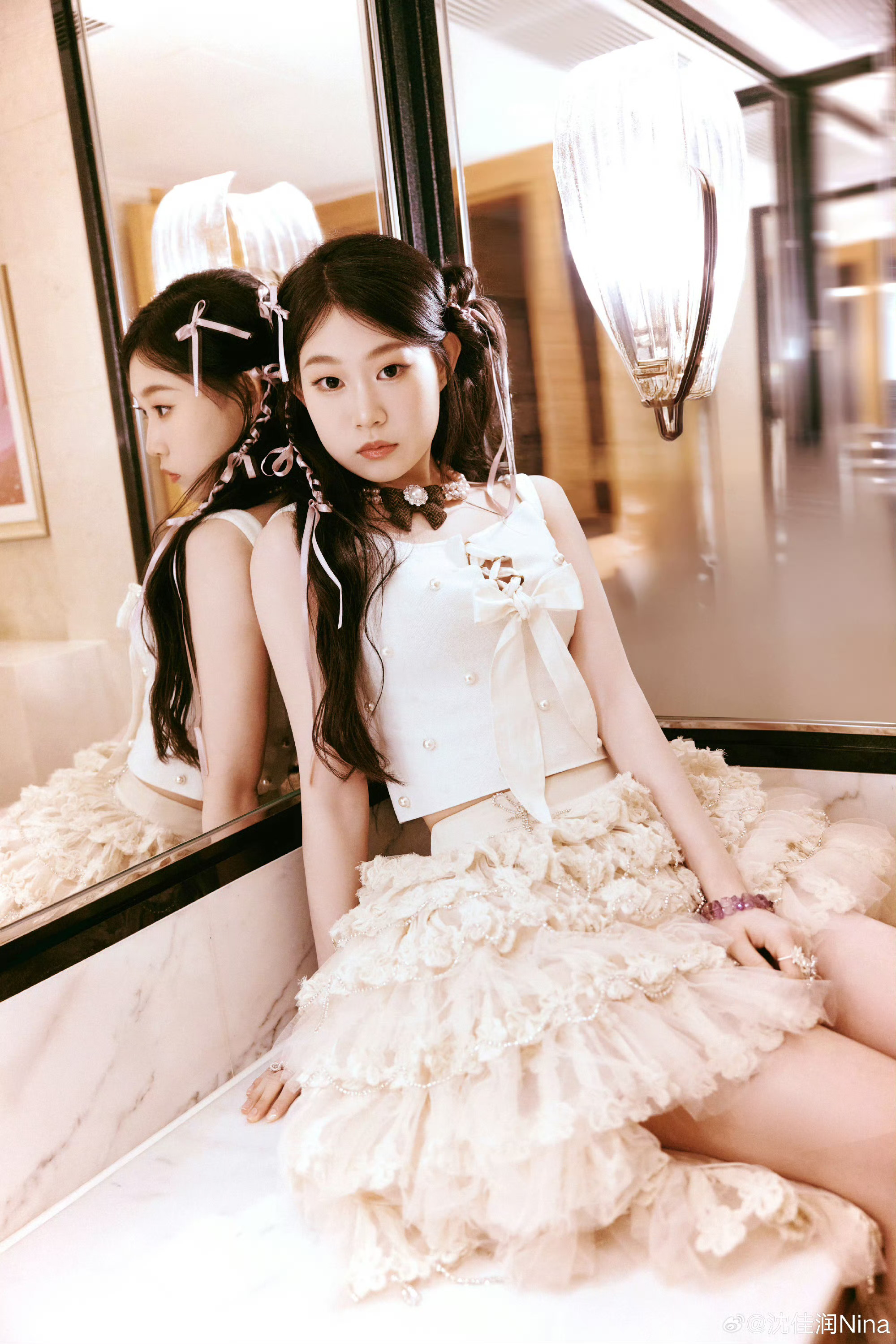 Nữ idol “ngậm thìa vàng” ê chề bán được…